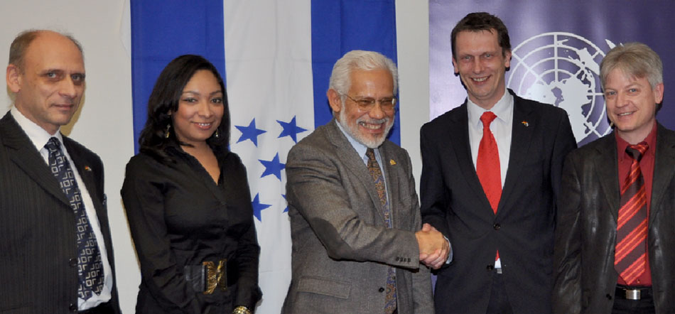 Intensiv wurden in dieser Woche die Zentralamerikanischen Tage, 13. bis 15. Juni, vorbereitet. Am Tisch von Bürgermeister Holger Kelch und dem Botschafter von Honduras, Efraín Díaz, saßen auch Unternehmer wie Torsten Kaps (re.) und Holger Schroettke (li.) von TopNewEnergy Berlin, der in Cottbus eine Niederlassung aufbauen will 	Foto: Jens Haberland