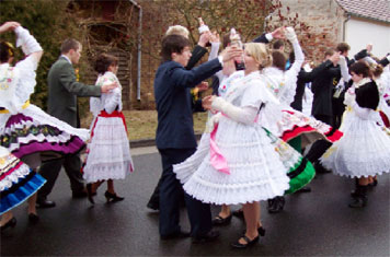 Die Mauster Jugend wird dieses Jahr anlässlich des 15-jährigen Fastnachtsjubiläums von den Verheirateten verstärkt. Dass den Maustern auch Kälte und Regen nichts ausmachen, zeigt diese Aufnahme aus 2010 Foto: Helmut Mattick 