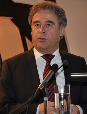 Ulrich Lepsch braucht das billige Geld der Europäischen Zentralbank nicht, die Lausitzer lagern ihr Erspartes bei der Sparkasse Spree-Neiße ein - ein deutliches Zeichen für das hohe Vertrauen in die Bank 	Foto: Jens Haberland