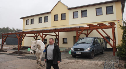 Hell und freundlich von innen wie von außen ist das neue Hotel auf dem Reiterhof in Schmogrow, das Gästen eine komfortable Übernachtung mit Halbpension bietet 	Fotos: M.K.