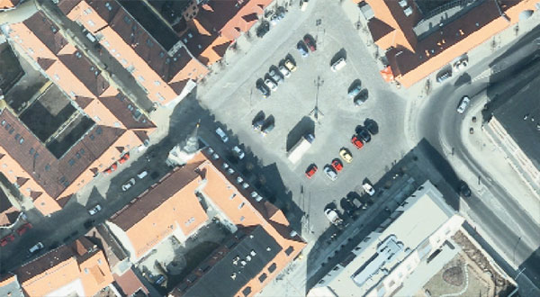 So scharf wie noch nie ist der Blick auf die Stadt und Ortsteile wie hier auf den Spremberger Marktplatz. Wer jedoch glaubt erfahren zu können, was sein Nachbar so im Garten treibt, wird enttäuscht sein. Die Daten sind anonymisiert. Weder Personen noch Kennzeichen sind zu erkennen. Zudem stammen die Luftbilder aus dem Jahr 2011 	Luftbild: Geobasis DE/LGB 2011