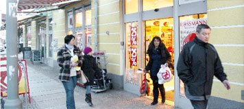 Bei den Sprembergern beliebt war die Rossmann-Filiale in der Langen Straße. Ab sofort steht das Geschäft leer. Interessenten gibt es reichlich, sagt Claudia Wolf von der Stadtplanung. Allerdings erhoffe man sich für die Innenstadtbelebung einen ähnlich hohen Frequenzbringer. Waschpulver wird eben mehr gekauft als Pullover, sagt Claudia Wolf  Foto: M.K.