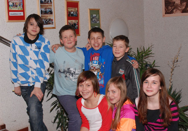 Spaß während der Mittagspause haben diese Oberschüler, die vor dem neu gestalteten Schuleingang stehen. Bilder der Schulabschlussklassen der vergangenen Jahre  hängen an den Wänden und auch die jeweils Jahrgangsbesten werden hier künftig verewigt. Über der Tür hängt ein großes Bild vom Buchdruck. Gutenberg versinnbildlicht die Lesekompetenz und das Handwerkliche mit dem Buchdruck. Ein Schulprofil mit Erfolg 		Foto: M.K.