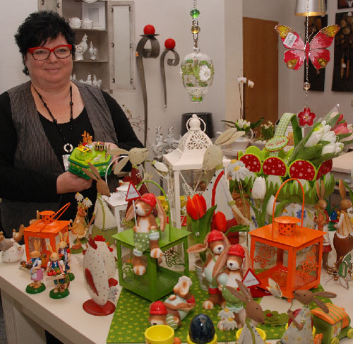 Margit Jahnel betreibt mit ihrem Mann Rolf seit September die Deko-Ecke an der Cottbuser Straße. Wer etwa Osterdeko und andere Geschenke sucht, ist hier richtig  Fotos: M.K.