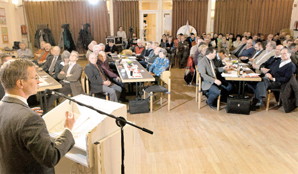 Etwa hundert Bürger kamen am Mittwoch ins Bergschlösschen um zu erfahren, was der Chef der Brandenburger Staatskanzlei, Albrecht Gerber, zur Energiestrategie sagt           Foto: M.K.