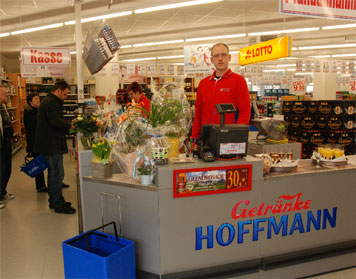 Einen Ladentisch voller Geschenke hatte am Montag René Preußmann vor sich. Der Filialleiter von Getränke Hoffmann feierte mit seinen Gästen den zweiten Getränkemarkt des Unternehmens in Spremberg, der neben dem Rossmann-Markt und ernstings family ab sofort in der Geschwister Scholl-Straße zum Einkauf einlädt. Das Hanoi Bistro folgt am 2. und die Lidl-Filiale am 16. April. Das Obergeschoss des Gebäudes ist noch nicht ausgebaut worden. Hier sucht der Investor noch nach Nutzern und erarbeitet derzeit ein Nutzungskonzept, sagt die Stadtplanerin Claudia Wolf 				Foto: M.K.