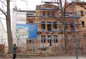 Sowohl die Außenfassade als auch die Innensanierung ist derzeit im kleinen Altbau an der Puschkinpromenade 9 noch in Arbeit. Alle drei großen Wohnungen der Villa sind bereits verkauft