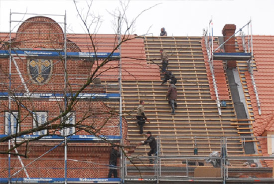 Verärgert kam ein Cottbuser am Dienstag in die Redaktion. Er beschwerte sich darüber, dass die nach seiner Meinung erst fünf Jahre alten Dachziegel am künftigen Stadthaus am Erich Kästner Platz erst abgenommen wurden und dann im Bauschutt-Container gelandet sind. Hans Limberg vom Fachbereich Immobilien verweist auf eine Untersuchung, die zu dem Ergebnis kam, dass die Dachziegel nicht fachgerecht verlegt und nicht verklammert gewesen sind. Zudem seien schallschutztechnische Anforderungen nötig gewesen. Eine Wiederverwendung der Ziegel, hat eine Kostenermittlung ergeben, sei teurer als eine Entsorgung		Foto: M.K.