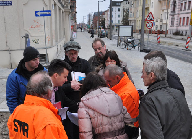 Details wurden von Initiatoren, Planern, Stadt und Baufirmen am Donnerstag am künftigen Uhrenstandort in der Bahnhof- Ecke Breitscheidstraße diskutiert 	Fotos: Jens Haberland