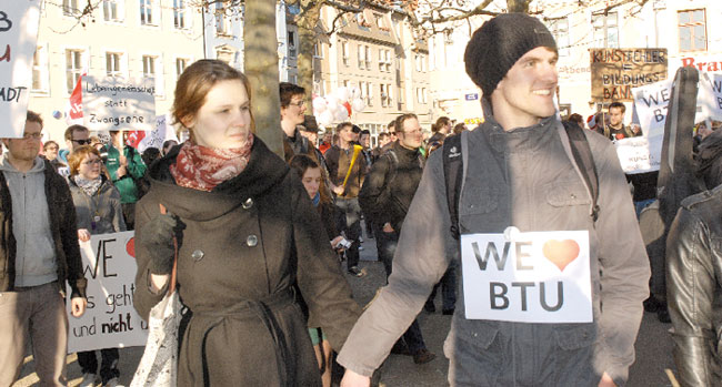 Wir sind laut, weil ihr uns unsere Uni klaut schallte es aus Lautsprechern. Etwa 2000 Demonstranten haben am Montag auf dem Cottbuser Altmarkt die Fusionspläne der Wissenschaftsministerin Sabine Kunst mit einem Pfeifkonzert quittiert 	       Foto: M. Klinkmüller