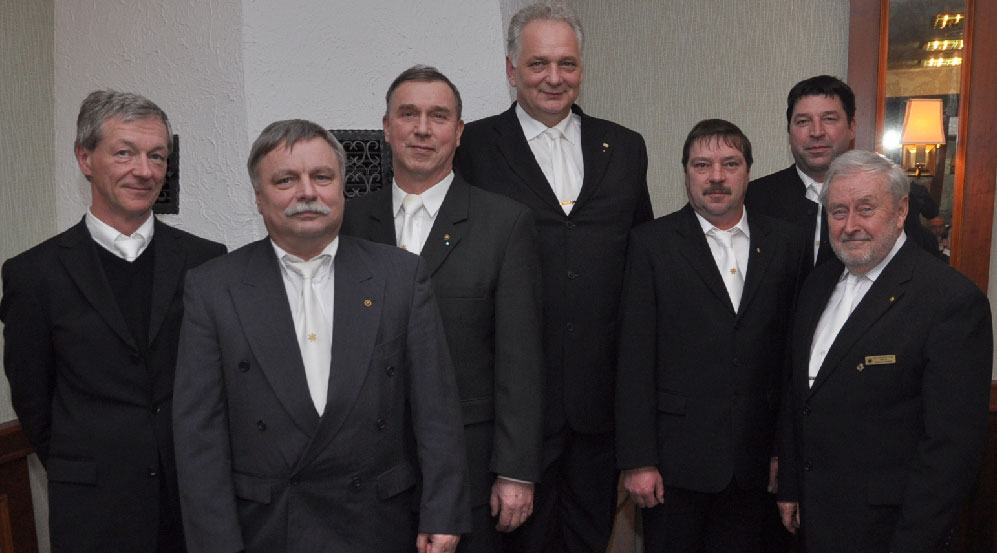 Der Vorstand der Loge Zur Hoffnung e.V. des Deutschen Druiden-Ordens V.A.O.D. hat mit Rainer Zuchold (4.v.l.) einen neuen Vorsitzenden. Zur Loge gehören Prof. Dr. med. Werner Baer, Chefarzt der Medizinische Mikrobiologie und Krankenhaushygiene am Carl-Thiem-Klinikum, Schenkendöberns Bürgermeister Peter Jeschke, GWAZ-Geschäftsführer Wolfram Nelk, Stukkateurmeister Werner Blum, Dirk Junge und der Ehrenvorsitzende der Großloge Berlin-Brandenburg Manfred Beeskow (v.l.) 	Foto: Jens Haberland