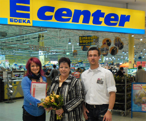 Martina Hildmann (Mitte) vom Handelsverband Berlin-Brandenburg verlieh dem EDEKA E-center im TKC am Donnerstag das Zertifikat Generationsfreundliches Einkaufen. Die Auszeichnung für den besonderen Einkaufsservice für ältere Menschen nahmen E-center-Marktleiterin Kathrin Vater (l.) sowie der stellv. Marktleiter Matthias Röder (r.) entgegen