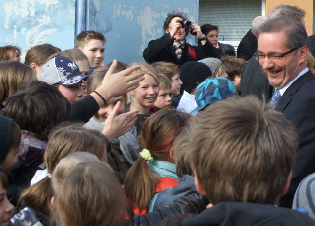 Zu einem besonderen Tag wurde der Schulausflug der Diesterweg Grundschule am Dienstag. Sie waren zur Eröffnung des Experimentiermuseums Extavium  im Filmpark Babelsberg dabei. Ministerpräsident Platzeck und Bildungsministerin Dr. Martina Münch begrüßten persönlich die Kinder. Zusammen mit einigen Kindern schnitten sie gemeinsam das Eröffnungsband durch. Im Ausstellungsraum gab es dann eine coole Experimentiershow.  Die Kinder waren begeistert. Danach konnten sie selbst über 130 Exponate ausprobieren. Es wurden Schokoküsse aufgepumpt, Brücken gebaut und Strom angefasst. Anschließend besuchte jede Klasse einen Experimentierkurs, der von wissenschaftlichen Mitarbeitern des Extaviums angeleitet wurde. Auch das war sehr interessant. Mit unvergesslichen Eindrücken ging es mit dem Bus wieder nach Guben 	Foto: Anke Schwarze