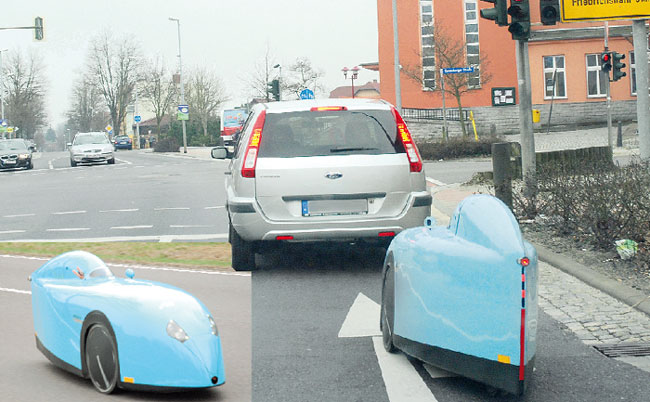 Die Hälse verrenkt haben sich am Mittwoch in Döbern Autofahrer und Fußgänger. Zur Mittagszeit fuhr ein eigenartiges Gefährt auf der Forster und Muskauer Straße Richtung Tschernitz. Es erinnerte an eine Seifenkiste, fuhr aber zwischen 50 und 60 Stundenkilometer. Ohne Kennzeichen, so die Döberner Revierpolizei, ist solch ein Gefährt nicht zugelassen 	F:M.K.