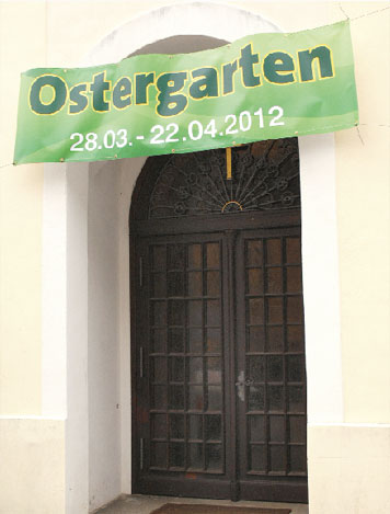 Am Donnerstag öffnet sich die Kirchentür und schickt die Besucher auf eine Zeitreise im Ostergarten 	Foto: M.K.