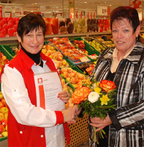 Drei Cottbuser Rewe-Märkte zeichnete Martina Hildmann vom Handelsverband Berlin-Brandenburg mit dem Qualitätszeichen Generationenfreundliches Einkaufen aus. Links: Markt Schmellwitz mit der Leiterin Susanne Junghans. Mitte: Markt Sandow mit Leiterin Kerstin Schumacher. Rechts: Markt Schweriner Straße mit Leiter Thomas Berges  F: M.K., Rewe