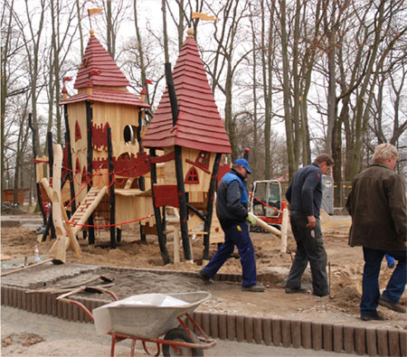 Mit Siebenmeilenstiefeln voran, schreitet derzeit der Bau des Dornröschen-Märchenspielplatzes im Forster Rosengarten. Das Dornröschen-Schloss mit Rutsche steht bereits. Andere Attraktionen wie das Karussel Schlafende Königin folgen. Für 240?000 Euro Baukosten  wird den Kindern auf 2000 Quadratmetern  hier viel Spielspaß geboten      Foto: M.K.