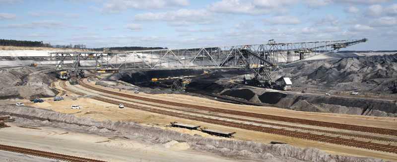 Montag wurde die Abraumförderbrücke F60 im Tagebau Welzow-Süd in ihre neue Grundrichtung gedreht. Innerhalb von nur fünf Stunden legte sie dabei zwei Kilometer zurück und absolvierte dabei eine speziell angelegte Rampe, 20 Höhenmeter hinauf 	Foto: Hartmut Rauhut