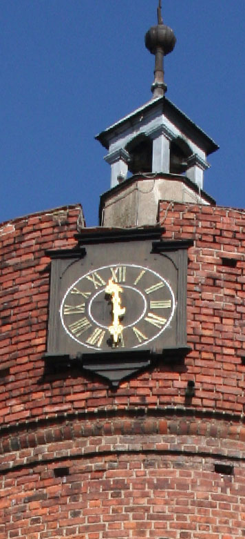 In südlicher Richtung befindet sich die am 5. Mai 2009 eingeweihte Turmuhr mit römischen Ziffernblatt. An der unteren Turmmauer ist neben Fensterchen auch ein Eingang zum ehemaligen Wehrgang zu erkennen. Das ursprüngliche arabische Zifferblatt ist jetzt Exponat in der Gubiner Museumskammer 	Fotos: U. Schameitat