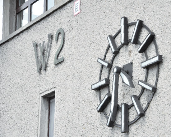 Uhr am Stellwerkturm W2 an der Bahnhofbrücke. Besonderheit sind die beleuchteten Zeiger und Zeiteinteilungen     F.: pr/Ha.