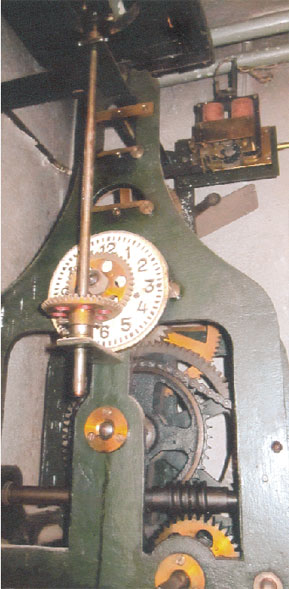 Die Mechanik der Uhr am Stellwerkturm W2 an der Bahnhofbrücke. Besonderheit sind die beleuchteten Zeiger und Zeiteinteilungen F.: pr/Ha.