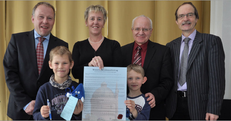 Einen erneuten Wasser-Generationen-Vertrag für einen nachhaltigen Umgang mit Wasser unterzeichneten am Donnerstag die beiden Schüler der Bauhaus-Schule, Anton Pierdel (1a, li.) und Leonhard Karnapke (1b), die beiden Geschäftsführer der LWG Lausitzer Wasser, Jens-Erik Wegner (li.) und Reinhard Beer (re.), sowie die Schulleiterin Ines Schulz und Bildungsdezernent Berndt Weiße Foto: Jens Haberland