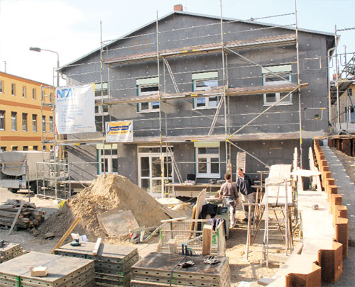Bei sonnigem Wetter gut voran kommen derzeit die Arbeiten am Bau des Werkstattgebäudes vom Bergschlösschen. Am 15. Juni soll das Gebäude, in dem unter anderem der Modellbau und Keramik Platz finden sollen, eröffnet werden 	F: M.K.