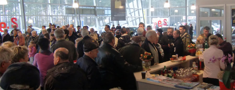 Großer Andrang herrschte beim Tag der offenen Tür im Autohaus Wilk in Cottbus. Anlässlich des 20-jährigen Firmenjubiläums kamen rund 750 Gäste in das Autohaus, um zu gratulieren, sich Neu- und Gebrauchtwagen der Marken Nissan und Opel vorführen zu lassen oder sich anzuschauen, wie Beulen am Auto entfernt werden können, ohne dass der Lack Schaden nimmt. Autohaus-Inhaber Hubert Wilk bedankt sich im Namen aller Mitarbeiter bei den vielen Gratulanten und treuen Kunden 			Foto: Autohaus Wilk