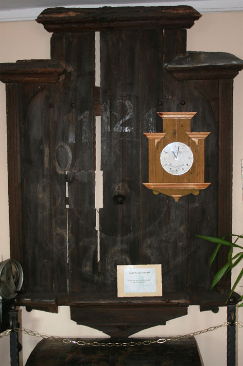 In südlicher Richtung befindet sich die am 5. Mai 2009 eingeweihte Turmuhr mit römischen Ziffernblatt. An der unteren Turmmauer ist neben Fensterchen auch ein Eingang zum ehemaligen Wehrgang zu erkennen. Das ursprüngliche arabische Zifferblatt ist jetzt Exponat in der Gubiner Museumskammer Fotos: U. Schameitat