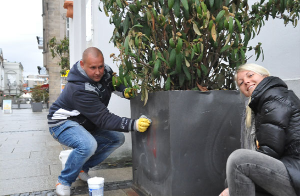 Nadja und Jens Domel haben schon mit dem Frühjahrsputz begonnen. In der Sprem schrubben die Mitglieder des Altstadtvereins Pflanzkübel sauber. Ansonsten bereiten sie auf dem Stadttordach die zweite Sommerstrandzeit vor. Ende April gehts los  Foto: H.