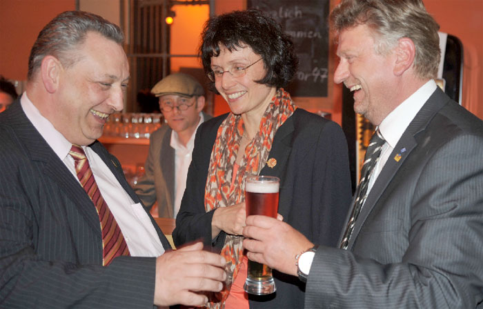 Auf ein Landskron darf man sich immer freuen. Die private Brau-Manufaktur aus Görlitz ist Gastro-Partner der Region, ebenso wie der Selgros-Großhandel aus Cottbus. DEHOGA-Vizepräsident Olaf Schöpe (Waldhotel Cottbus) begrüßte Landskron-Geschäftsführerin Katrin Bartsch und Selgros-Chef Oliver Schneider (v.l.n.r.) Donnerstag beim Frühlingsfest des Kreisverbandes Cottbus-Niederlausitz des Gastronomen-Verbandes            Foto: J. Heinrich