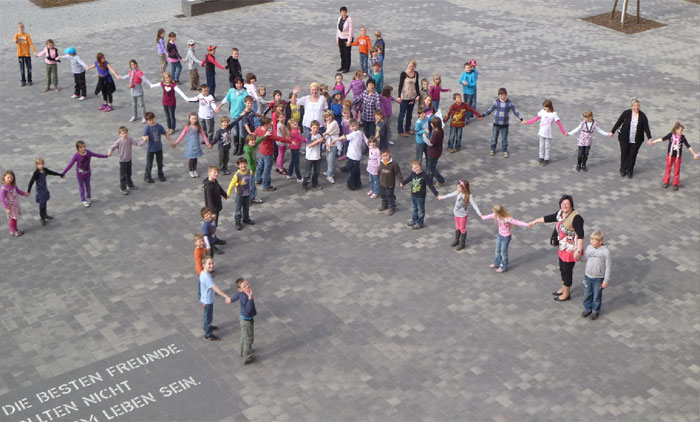 Große Aufregung herrschte auf dem Schulhof der Grundschule Geschwister Scholl in Schwarze Pumpe. Das Projekt Gute Sonne  böse Sonne sollte mit einem erlebnisreichen Kindersonnentag eröffnet werden. Die Hortkinder des Kita-Zentrums Schwarze Pumpe bildeten zur Eröffnung ihres Kindersonnentages gemeinsam mit ihren Erziehern und Gästen eine lebendige Sonne. Ein örtliches Energieunternehmen überreichte dann anschließend symbolisch einen Scheck über 1?000 Euro. Diese Summe dient zur Unterstützung der Umsetzung des Projektes. Die Kinder lernen von März bis Juni 2012 den bewussten Umgang mit der Sonne Foto: Kitazentrum