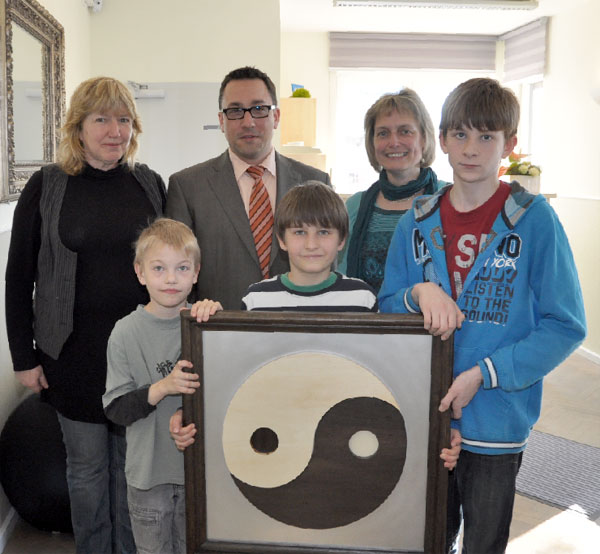 Eine enge Beziehung besteht zwischen Frank Kretschmer und der Wohngruppe für Kids des Paul-Gerhardt-Werkes. Die Kanzlei überreichte der Kinderhilfseinrichtung die Erlöse aus der Einweihungsfeier. Die Gäste hatten anstelle von Blumen und Geschenken für einen Urlaub der Kinder gespendet. Stattliche 2?790 Euro kamen - mit einem Aufschlag des Steuerberaters - zusammen. Angel, John und Tobias (v.l.) bedankten sich stellvertretend für alle 14 Kinder mit einem in der neuen Werkstatt selbst gebauten Bild. Begleitet wurden die Kinder von der WG-Leiterin Heidi Kalliske (re.) und Erzieherin Daniela Eberlein 	Fotos: Jens Haberland