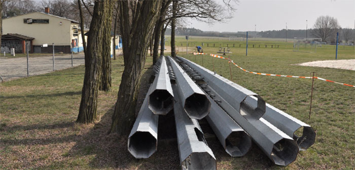Auch wenn möglichst viele Euro auf das Sparkonto des Jugend- und Traditionsvereins für die bevorstehende 700-Jahrfeier überwiesen werden, geht es auf dem Sportplatz voran: Die Masten zur Erweiterung der Lichtanlage liegen bereit. Der Sportplatz soll nach Osten erweitert werden, um die Trainingsbedingungen zu verbessern und den Hauptplatz zu schonen. Die größten Hoffnungen liegen aber im geplanten Neubau 	Ha.