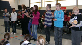 Begeistert vom Treffen mit dem Polizeiorchester am 14. März waren die Schüler der Corona-Schröter Grundschule. Das Orchester eröffnete die Vorstellung mit der Titelmusik der Sendung mit der Maus und führte die Schüler durch die Welt der Blasinstrumente: Zuerst die Piccoloflöte, dann Klarinette, Tuba, Saxophon... Neben klanglichen Unterschieden wurden auch Aufbau und Verwendung der Instrumente erläutert. Und natürlich gab es viel zu hören, wie bekannte Melodien aus Biene Maja, Tom und Jerry, Pippi Langstrumpf, Wicki oder die Brandenburger Hymne. Hoch soll sie leben hat das Orchester auch gespielt, Jennifer Behrens hatte an diesem Tag Geburtstag. Nachwuchsdirigenten wurden zum Pult geholt. Tom Raab durfte ein ganzes Lied dirigieren. Dirigierte er langsam, spielte das Orchester auch langsam und das gleiche wenn er es schnell tat. Zum Schluss spielte noch das Polizeiorchester gemeinsam mit der Musikklasse Hänschen klein	Foto: Hella Wiepke