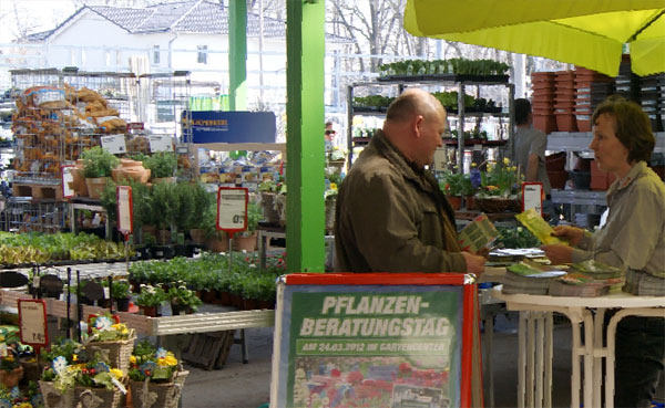 Wie hier am vergangenen Samstag beim Gartenberatungstag im Baumarkt toom in der Gerhart-Hauptmann-Straße, steht auch heute (Sa.) und am morgigen verkaufsoffenen Sonntag im TKC der Frühlingsgarten im Mittelpunkt. Neben fachlicher Pflanzenberatung geben die Mitarbeiter Gestaltungsideen und Tipps	Foto: privat