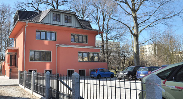 Die Bauhaus-Stil-Villa in der Lessingstraße wurde bis zur Wende als Kindergarten Kirschblüte genutzt. Die Hülle ist auch ohne Denkmalschutz unverändert erhalten. Die neuen Inhaber haben bei der Sanierung die schmückenden Kalksandsteineinfassungen von Fenstern und Türen erhalten. Auch der Dachstuhl blieb erhalten. Mit dem Ausbau wurden lediglich vier große Gauben eingesetzt, um mehr Nutzraum und Helligkeit zu erhalten