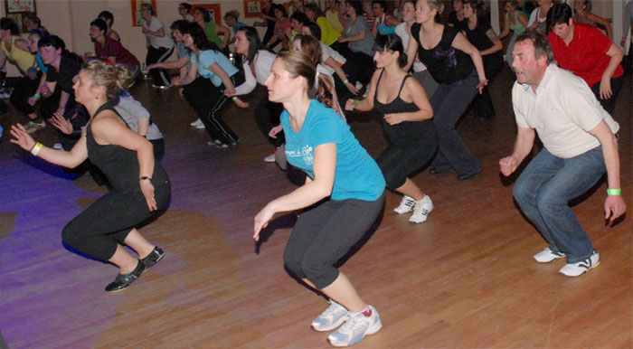 Schweißduft lag im Freizeitzentrum Bergschlösschen am Montag in der Luft. Zur ersten Zumba-Party in Spremberg folgten 100 Teilnehmer den Bewegungen der drei Fitness-Trainer auf der Bühne. Ob in Turn- oder Lackschuh, Sporthose oder Jeans, ob jung oder alt - die Teilnehmer hatten sichtlich Spaß. Die Zumba-Partys sollen künftig regelmäßig in Spremberg angeboten werden und eines Tages vielleicht sogar auf der Freilichtbühne zum Spaß an der Spremberger Bewegung animieren 	Foto: M. Klinkmüller