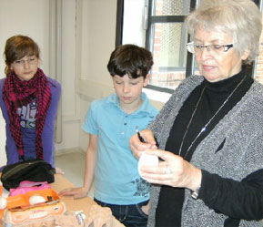 Am letzten Schultag erlebten die Schüler der 5b der Corona-Schröter-Grundschule im Industriemuseum Inge Ewersbach, die ihre Technik erklärte und die Schüler ausprobieren ließ 	Hella Wiepke