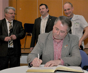 Stellvertretend für die gesamte Mannschaft trugen sich beim Frühjahrsempfang des Bürgermeisters Dietmar Horke die Billardkegler Rainhard Dürre, Erhard Drechsler und Silvio Zedel (v.l.n.r.) ins Goldene Buch der Stadt ein. Die Drebkauer ehren die Sportler anlässlich ihres zehnten Meistertitels in der Bundesliga. Inzwischen gab es den elften Titel
