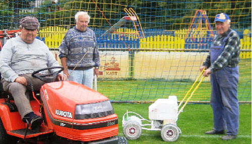 Arno Noack, Dietmar Lehmann und Paul Krautz (v.l.) sorgen für einen blitzblanken A-Platz und Vereinsgelände. Sie sorgen auch dafür, dass die Sponsoren gut zu erkennen sind