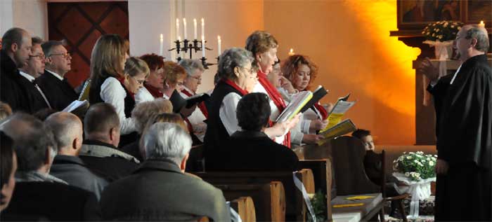 Pfarrer Mathias Berndt leitet den Kerkwitz-Atterwascher Chor und übernahm sehr gern die Hochzeitszeremonie. Vor dem Gottesdienst wurde vor der Kirche Kaffee getrunken, nach der Trauung zogen alle Gäste und Schaulustige ins Gasthaus Zum Dorfkrug zum Abendbrot und Tanz