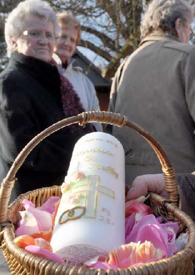 Diese Kerze und eine Urkunde sind das Geschenk der Kirche an das junge Paar