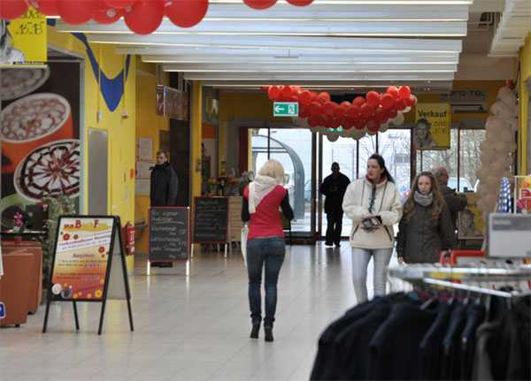 Die Mall wird zur Erlebnis-Meile: Modenschauen, Eis-Theke, Gemüse-Artisten sind hier zu erleben 	Fotos: Jens Haberland