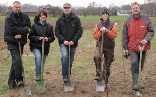 Ihnen ist der neue Wald zu verdanken: Bernd und Katrin Schadow, Inhaber der Kita Penkezwerge in Burg, Thomas Schulz und Tina Hoff von der BFU GmbH und Dipl.-Forst-Ing. Jochen Plötz von der Forstbaumschule Fürst Pückler Zeischa (v.l.) 	Fotos: BFU
