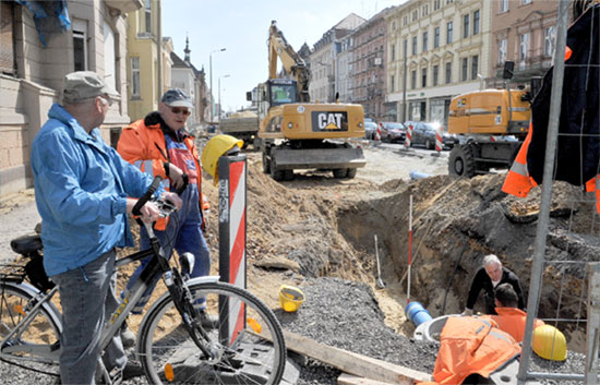 Das Unternehmen Eurovia Verkehrsbau Kolkwitz setzt hier gerade Elemente für den Regenwasserkanal im südlichen Teil der Bahnhofstraße. Er wird weiter nördlich mit dem Abwasser zusammengeführt. Mit der Stadt und Cottbusverkehr ist auch die Lausitzer Wasser-Gesellschaft Bauherr dieses größten städtischen Straßenbau-Vorhabens