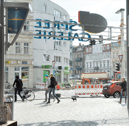 Manchmal bringt Baustellentrubel Nachbarn auch enger zusammen. Der aktuell beste Weg zum beliebten mobilcom-Shop (Bildmitte) an der Ecke Berliner-Bahnhofstraße führt jetzt durch die Einkaufspassage SPREE-GALERIE. Ohnehin gehören die Geschäftslagen zueinander und geben sich gegenseitig Impulse. Wenn die Bahnhofstraße fertig gestellt ist und mit erhöhter Attraktivität in die Berliner- und die Karl-Marx-Straße mündet, werden beide davon profitieren Fotos: J.Heinrich