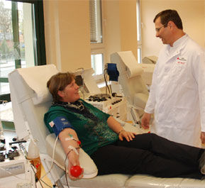 Der Leiter des Instituts für Transfusionsmedizin in Cottbus, Dr. Ralf Knels, im Gespräch mit einer Plasmaspenderin     