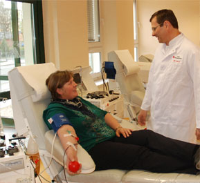 Der Leiter des Instituts für Transfusionsmedizin in Cottbus, Dr. Ralf Knels, im Gespräch mit einer Plasmaspenderin