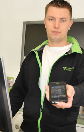 Natürlich ist sein Geschäft mit voller Leistung am Markt, auch wenn der Weg nach hier jetzt etwas spannend ist, meint Matthias Posenau, der seit 2006 den mobilcom-Shop in der Bahnhofstraße 1 leitet. Der Cottbuser hat bei Radweltmeister Lutz Heßlich Handelskaufmann gelernt und sich auf die junge Branche spezialisiert. Vor der Tür ist Action - vielleicht will ja mancher sowieso mal sehen, was hier so läuft...